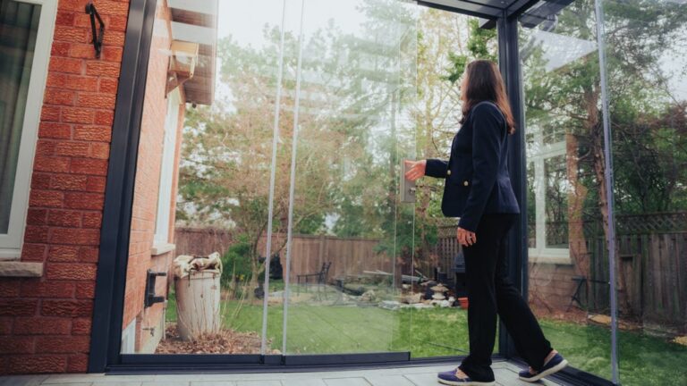 lumon-sunroom-backyard-02-1024x576