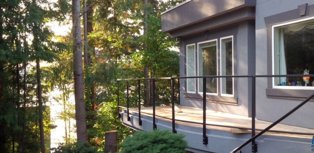 Choosing Building Materials For Weather Resistant Exterior Railings photo